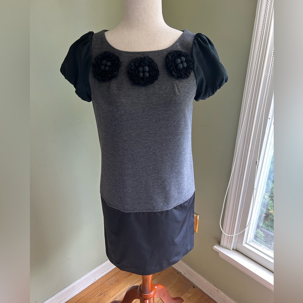 BCBG by Max Azeria XS grey shift dress w/short sleeves and fabric rosettes. Cute